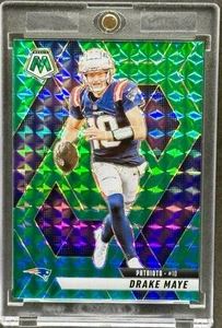 Drake Maye SELTEN GRÜNES MOSAIK REFRAKTOR INVESTITIONSKARTE PANINI PATRIOTEN NEUWERTIG - Bild 1 von 2