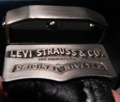 Cinturón reversible Levi Strauss negro/marrón 36 nunca usado Foto 1 de 4