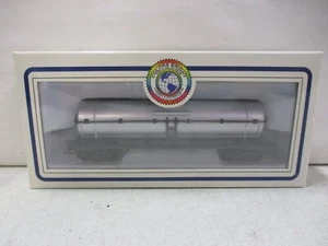 Colors Bright Chemical Tank Car HO Scale - Picture 1 of 2
