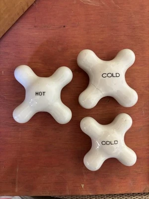 Conjunto de 3 revestimentos de esmalte de cerâmica 1 quente e 2 botões de pia fria (um frio tem rachadura) - Imagem 1 de 2