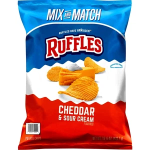 Paquete de 2 papas fritas con cheddar y crema agria con volantes (15,125 oz.) - Imagen 1 de 3