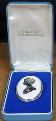 Coalport Bone China And Sterling Silver Queen Elizabeth II 1977 Jubilee Brooch. - Image 1 of 4