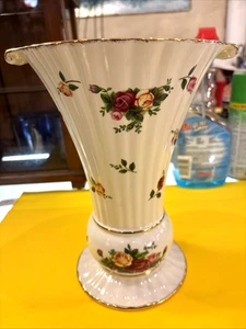 Royal Albert Old Country Roses Vase 10" hoch geriffelt Bone China gerippt Neu aus altem Lagerbestand mit Etikett - Bild 1 von 19