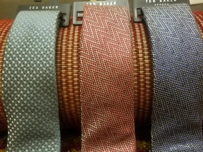 Gravatas masculinas de propriedade de celebridades... (3) TED BAKER 100% seda. Verde, vermelho, azul. .  - Imagem 1 de 4