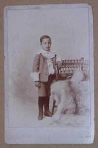 VINTAGE KABINETTKARTE FOTO VON BROWN, MARSHALLTOWN, IOWA, JUNGE MIT FELLHAUT - Bild 1 von 1