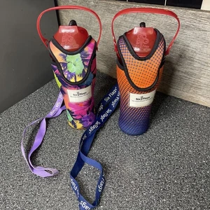 Lote de 2 portabotellas de agua de neopreno Six Flags con cordón y botellas - Imagen 1 de 4