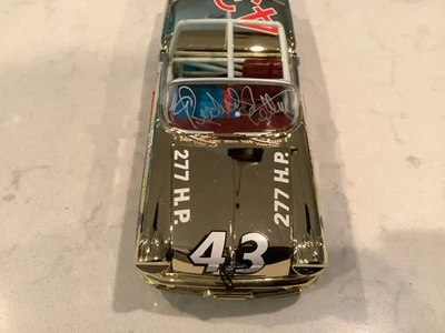 RICHARD PETTY 1957 AUTOGRAFIADO OLDSMOBILE CONVERTIBLE DORADO CROMO FUNDIDO A PRESIÓN Y TARJETA Foto 1 de 4