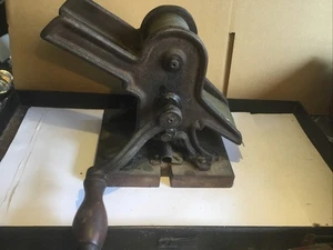 Ancien coupe haricots en fonte lourde éventuellement 7" H 8 1/2" L 3 1/2" L - Photo 1/5