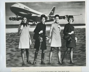 Foto de prensa 1969 uniformes de tripulación de cabina BOAC - Imagen 1 de 2