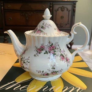 Vintage Royal Albert Bone China England Lavender Rose Tea Pot 5 Cups - Picture 1 of 13