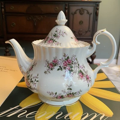 Vintage Royal Albert Bone China England Lavender Rose Tea Pot 5 Cups - Image 1 of 4