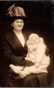 Postal con foto real de madre y bebé de 14 meses alrededor de principios del siglo XX - Imagen 1 de 2