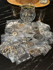 Tarro de joyería misteriosa en su mayoría plateado 25+ piezas garantizado todo ponible - Imagen 1 de 20