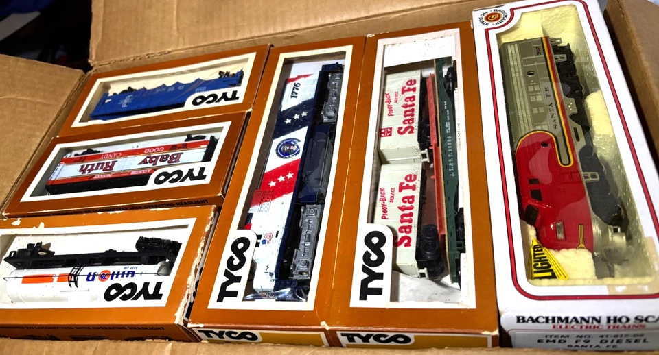 VTG TYCO HO Spirit of 76 Train Set Power Pack, Bridge & Trestle, Original Boxes - Image 1 of 4