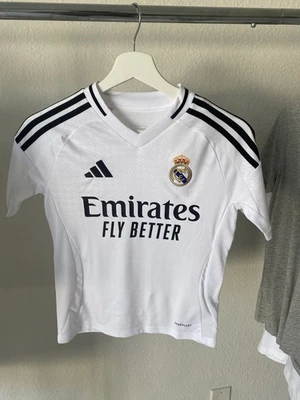 Camiseta Adidas 2024/2025 blanca y negra del Real Madrid. Juvenil pequeño. 9-10yo Foto 1 de 4
