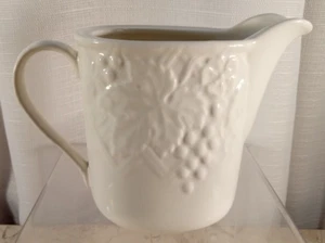Mikasa English Countryside weiß 4" geprägtes Milchkännchen 10 Oz Trauben Beeren DP900 - Bild 1 von 9