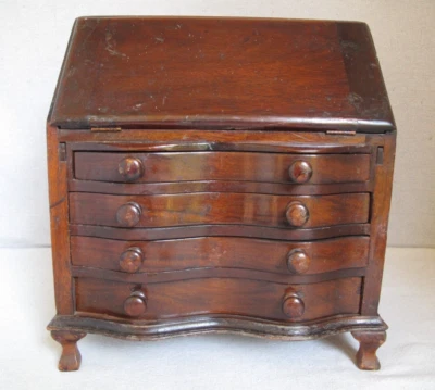 Escritorio antiguo miniatura de caoba con hojas caídas 4 cajones 13 3/8" X 7 1/2" X 12 1/2" Foto 1 de 4