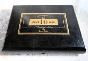Caja de cigarros vacía vintage 1992 Rocky Patel esmalte negro colección exclusiva - Imagen 1 de 6