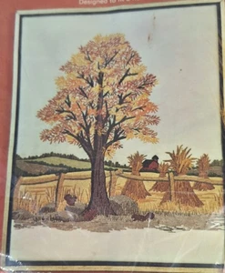 Vintage Paragon Stickpackung #0713 Ernteszene Herbst Baum und Felder Neu in Verpackung - Bild 1 von 5