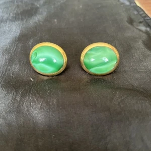Vintage Green Oval Gold tone Carbachon Screw Back Earrings - Picture 1 of 10