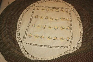 Cestas bordadas redondas vintage de 50" sobre tapete marfil - Imagen 1 de 6