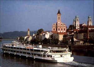 Postkarte Schiff (Ship) Fahrgastschiff MFS MOLDAVIA passiert PASSAU a.d. Donau - Picture 1 of 2