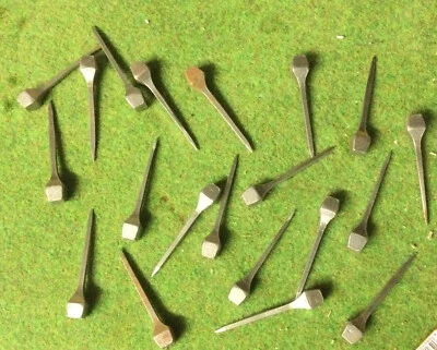 Lot 20 Ancien Clou Tete Carré metal fer a cheval Maréchal Charpentier Porte 65mm - Photo 1/3