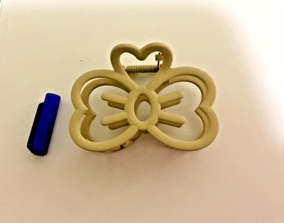 Kitty beige bow hair claw approx 2.5”, fun design great gift. H-V - Image 1 of 4