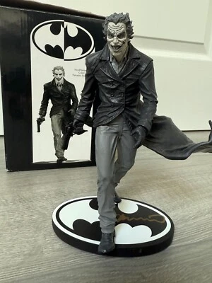 BATMAN - Black & White Joker Resin Statue by Lee Bermejo 2nd Edition - Photo 1/4
