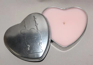 Universal Kerze Co herzförmige Dose rosa Kerze 3 3⁄4"" x 3 3⁄4"" duftend - Bild 1 von 5