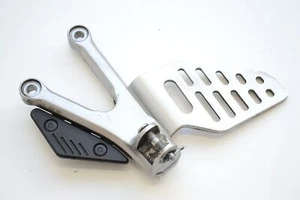 2010 YAMAHA YZF R6 FRONT LEFT SIDE FOOTREST PEG HANGER 2C0-2 - Picture 1 of 6