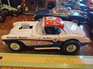 ROAD SIGNATURE TONY MILLER 1957 CORVETTE GASSER - WHITE & BLUE - 1 :18 SCALE - Picture 1 of 9