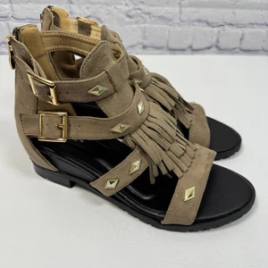 Bucco Antik Gold Nieten Fransen Reißverschluss hinten Keilabsatz Sandale grau Größe 9 neu ohne Karton - Bild 1 von 7