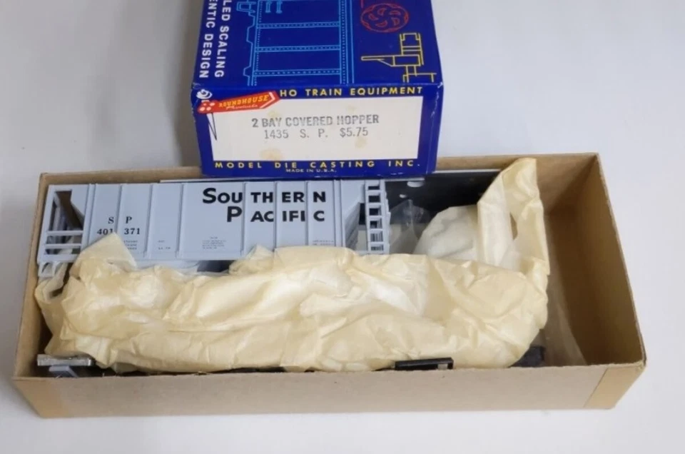 HO Roundhouse #1435 Covered Hopper Kit Southern Pacific 400055