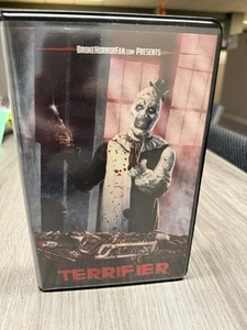 Terrifier VHS Tape Clamshell Variant Edition Witter Art The Clown - Imagen 1 de 4