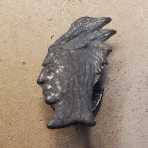 1920s AMERICAN INDIAN STUD cast metal Dowst (Chicago) CRACKER JACK PRIZE - Picture 1 of 2