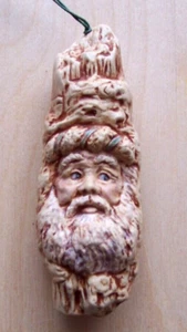 Adorno de Navidad de cerámica de Papá Noel hecho para lucir tallado en madera 4" de alto - Imagen 1 de 3