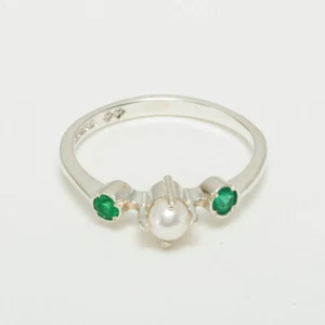 9ct White Gold Full Pearl Emerald Womens Trilogy Ring - Sizes J to Z - Picture 1 of 4