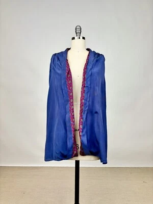 Lencería antigua de la década de 1920 con capa de seda azul púrpura estampado floral solapa lyade Paris Foto 1 de 4