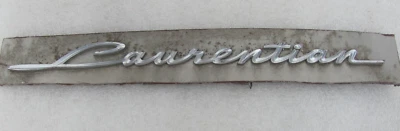 INSIGNIA EMBLEMA GUARDABARROS PONTIAC LAURENTIAN AÑOS 60 GENUINO FABRICANTE ORIGINAL GM CANADÁ CDN ORIGINAL Foto 1 de 4