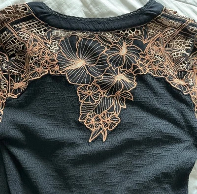 Free People Easy Breezy Henley 刺绣花卉上衣 S 码黑色波西米亚吉普赛衬衫 — 第 1/4 张图片