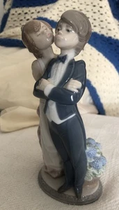 LLADRO Girl Kissing Boy #5555 Let’s Make Up Figurine Statue Spain DAISA - Picture 1 of 16