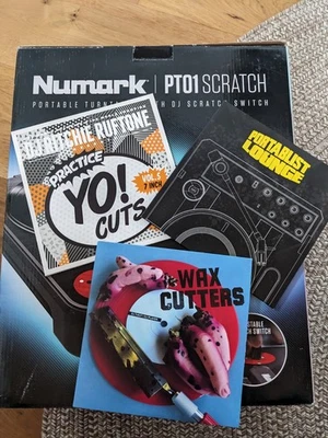 Numark PT01 Scratch Portabler Plattenspieler - Schwarz/Rot + Jesse Dean Fader - Bild 1 von 4