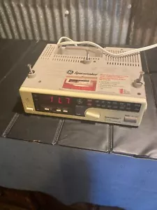 Vintage GE Spacemaker AM/FM radio presa luce modello 7-4230A supporto sotto armadio - Foto 1 di 7