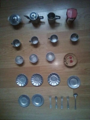 Lot  de 23 Pièces de  Dinette de Poupée en Aluminium Années 50 Vintage - Photo 1/3