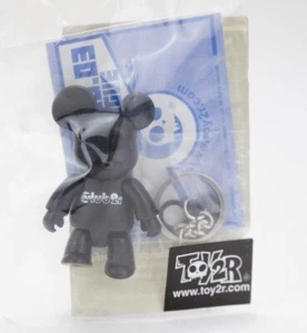 Toy2r 2,5" Designer Qee Club 2r versiegelt selten exklusiver Schlüsselanhänger Kidrobot Kunst - Bild 1 von 2