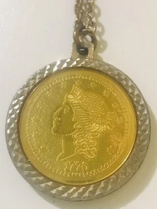 Bonito collar colgante moneda 20 dólares vintage bicentenario réplica 1776 tono oro - Imagen 1 de 11