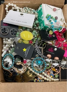 Box Lot of costume Jewelry 14.1 lbs - Picture 1 of 7