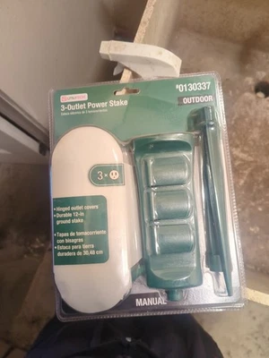 Estaca eléctrica Utilitech de 3 tomas de corriente para uso en exteriores Foto 1 de 4