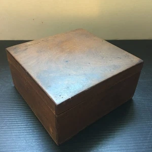 Vintage quadratische Holz Aufbewahrungsbox mit rustikaler dunkler Oberfläche & abhebbarer Abdeckung 5,25"L - Bild 1 von 6